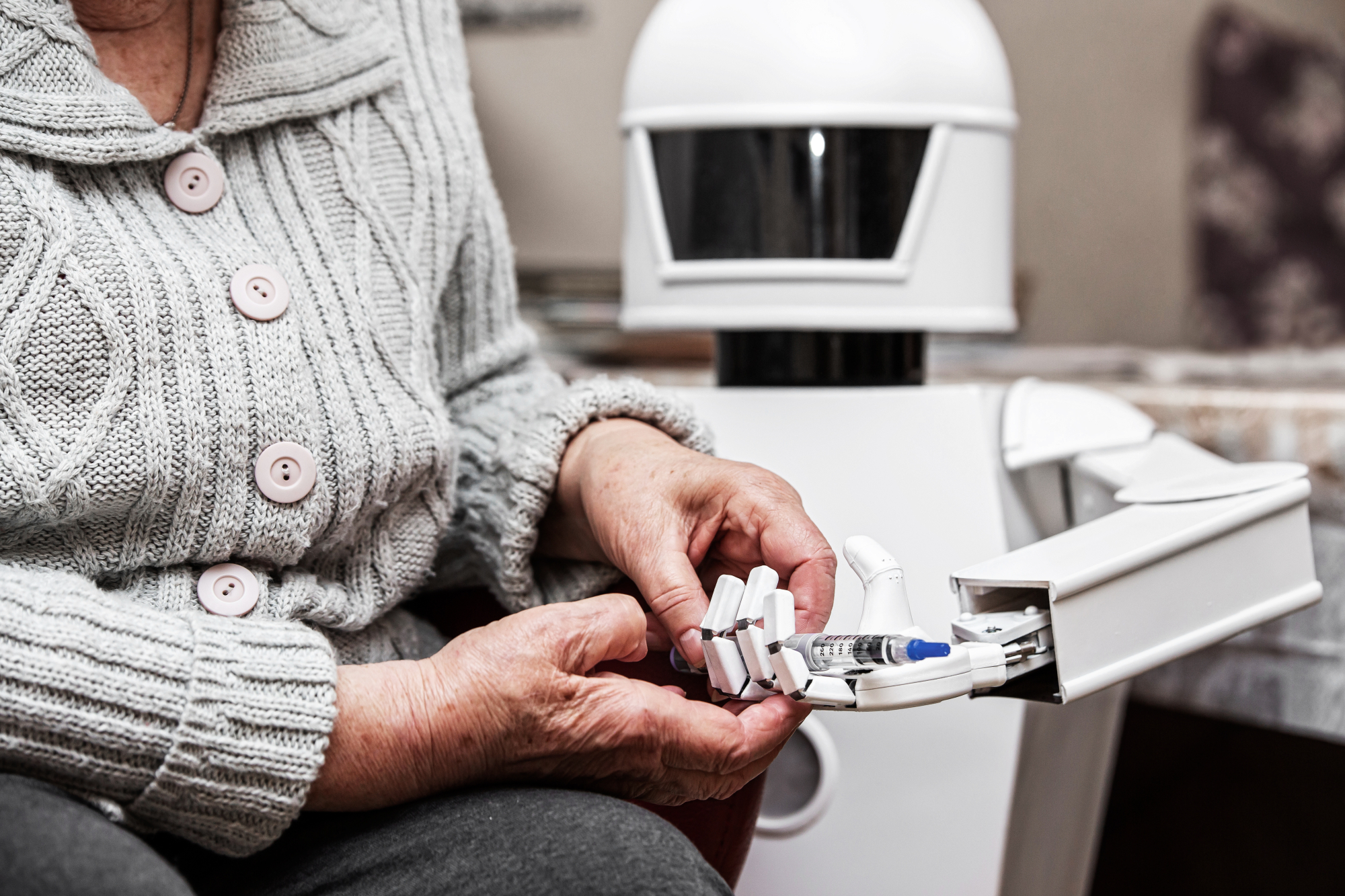 Un robot qui aide une patience âgée à prendre son injection