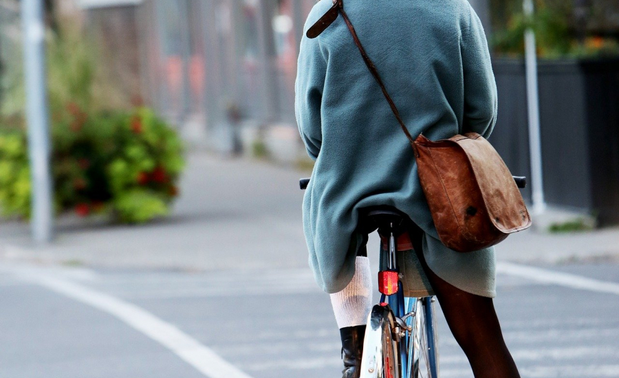 femme à vélo