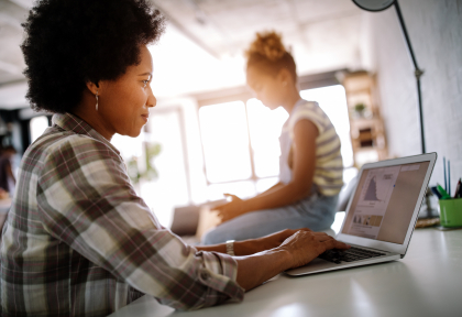 femme travail enfant télétravail